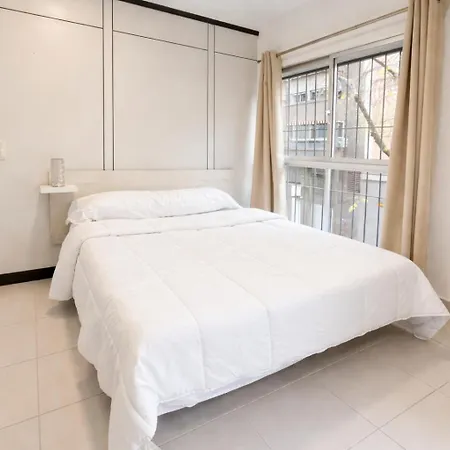 Alicante Beach Hostel 招待所