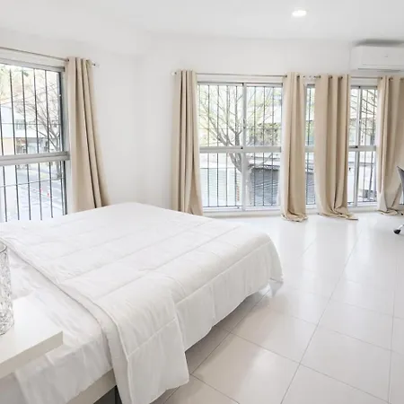 Alicante Beach Hostel 招待所