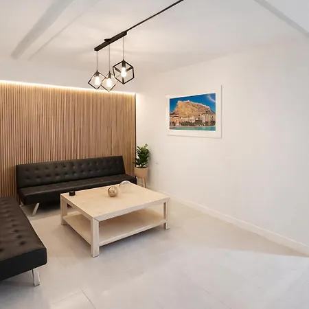 Alicante Beach Hostel 招待所