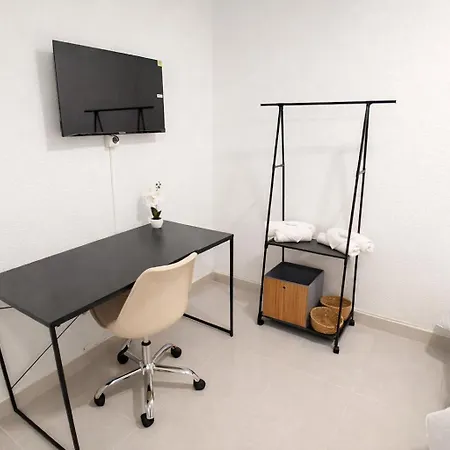 Alicante Beach Hostel 招待所