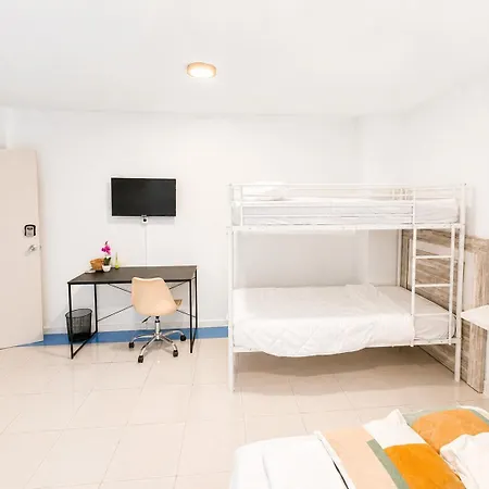 Alicante Beach Hostel *