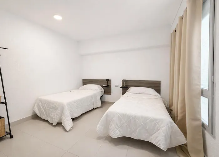 Alicante Beach Hostel بيت ضيافة