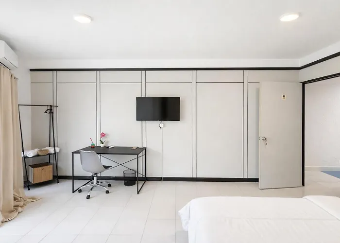 Alicante Beach Hostel 招待所