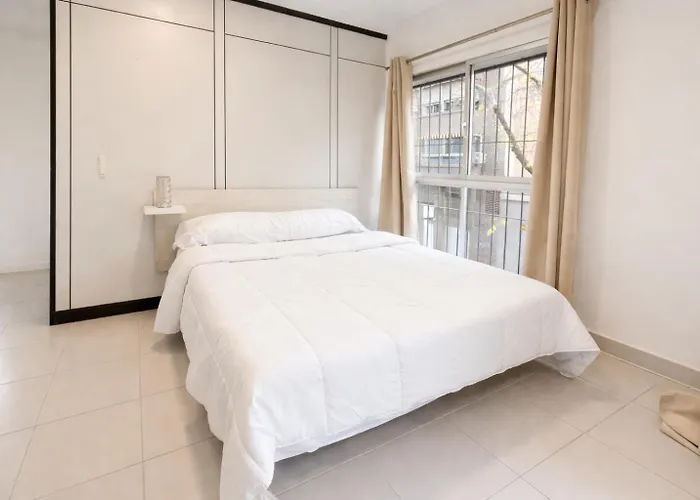 Alicante Beach Hostel 招待所