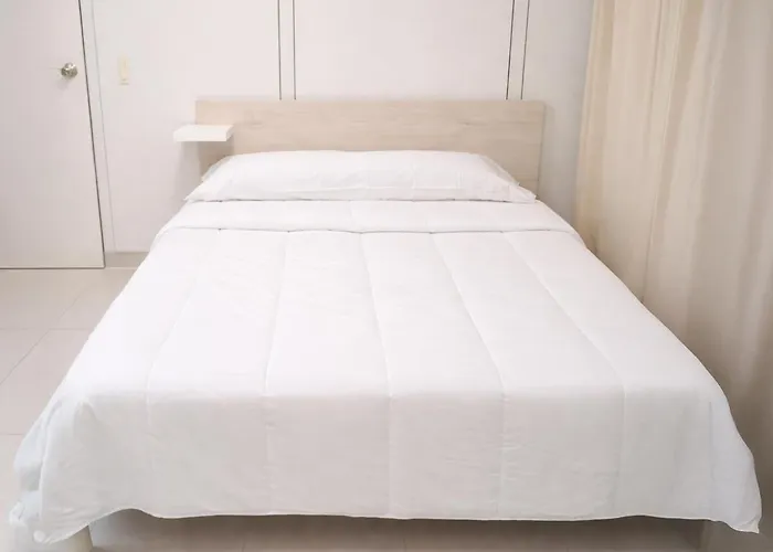 Alicante Beach Hostel 招待所
