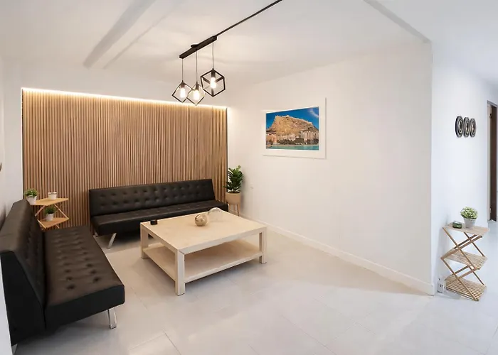 Alicante Beach Hostel 招待所