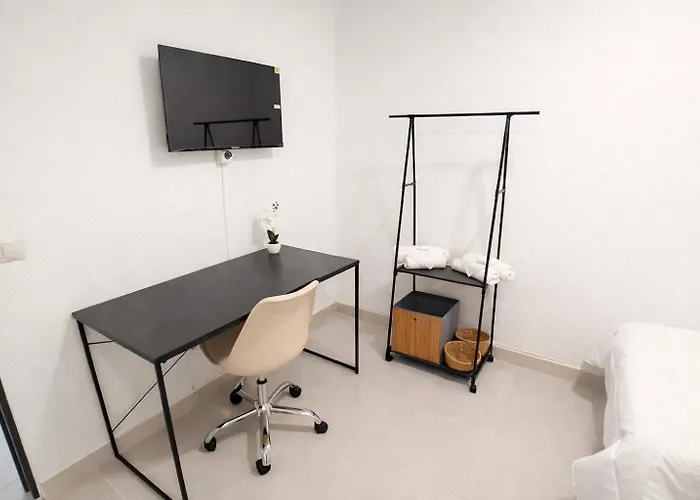 Alicante Beach Hostel 招待所